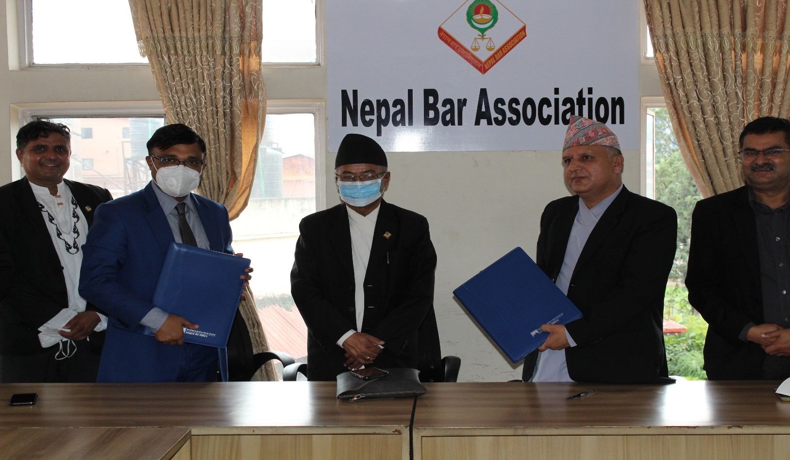 माछापुच्छ्र्रे बैंक लि र नेपाल बार एशोसिएशन बिच व्यवसायिक सम्झौता ।
